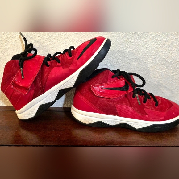 Nike Zoom LeBron James Soldier, size 2 Red Sneakers - Picture 8 of 9